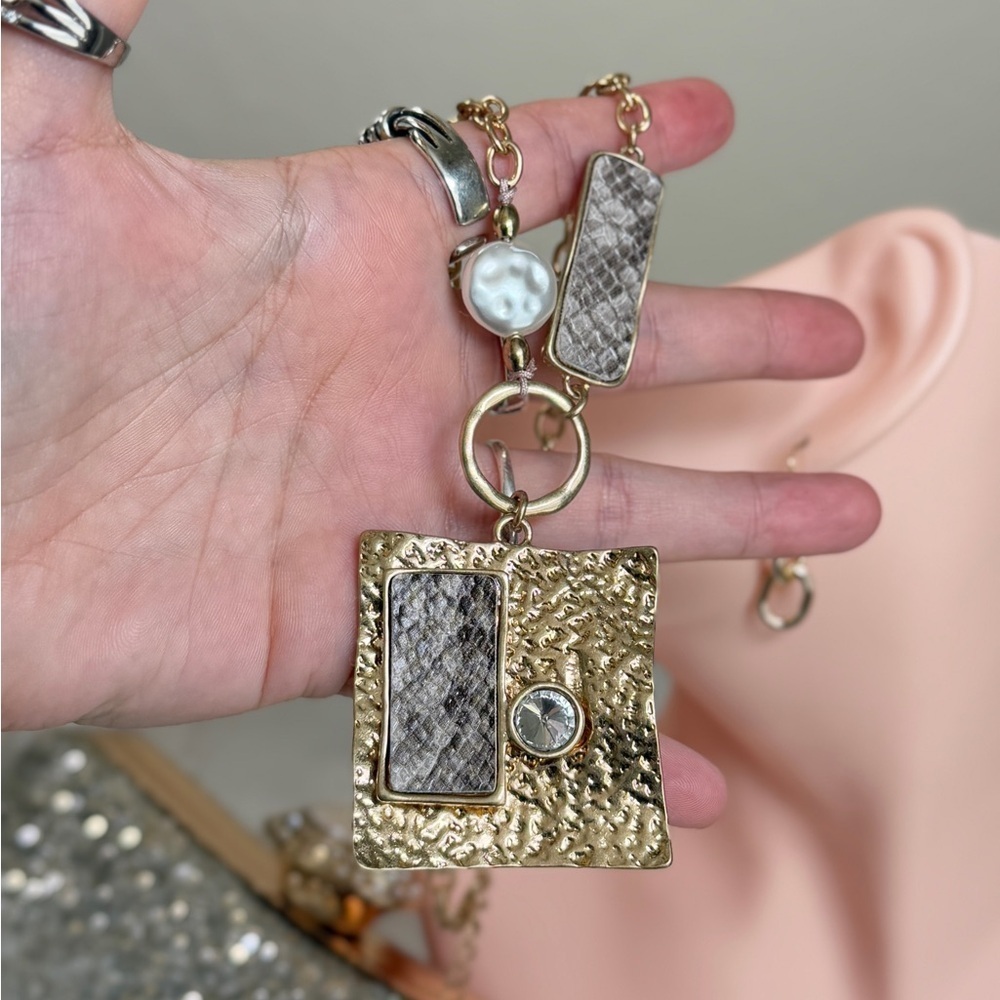 ⚜️❤️🔥 Elegant Gold Necklace With Accents - Picture 5 of 10